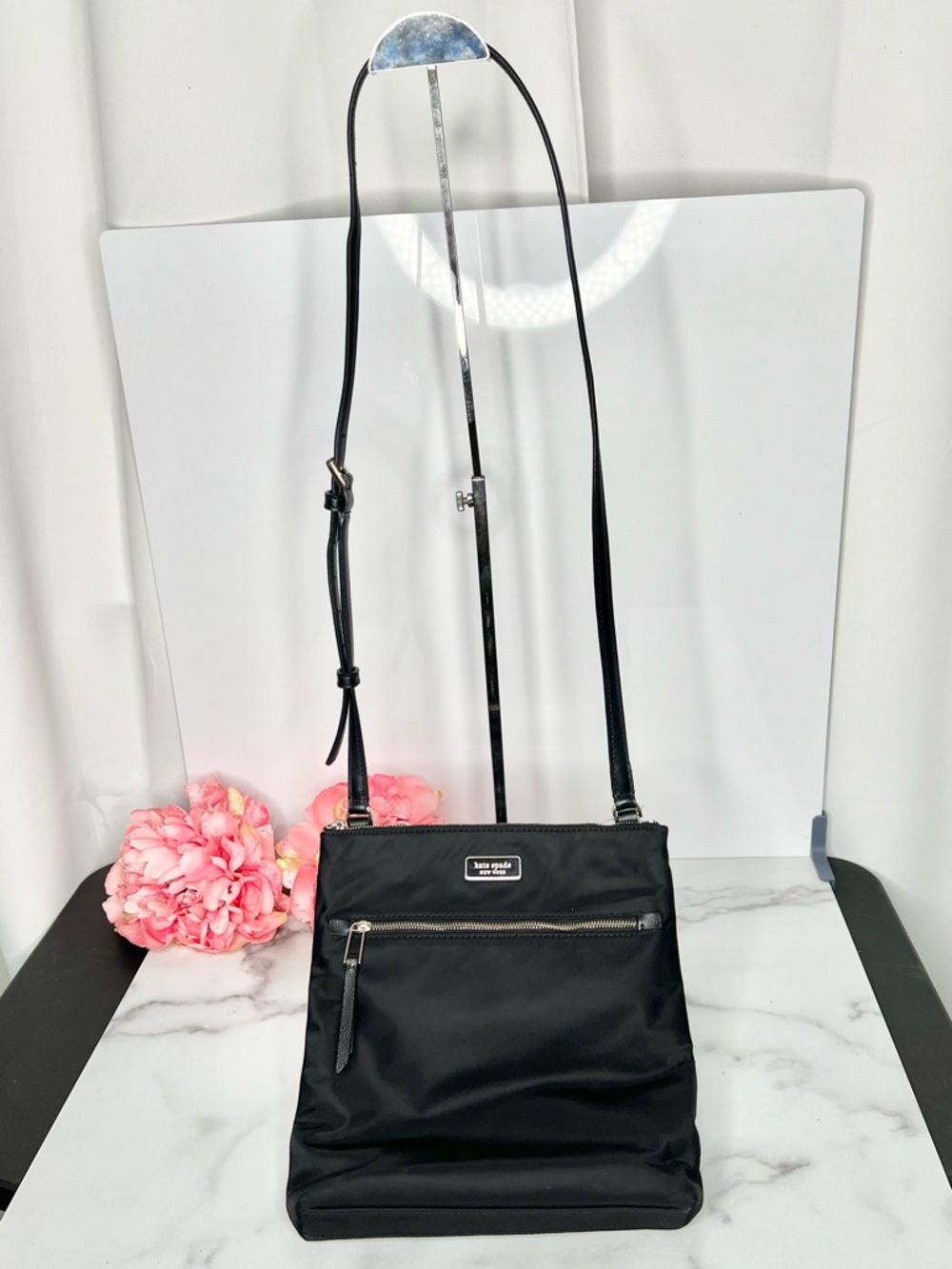 KATE SPADE NEW YORK DAWN FLAT CROSSBODY– BLACK NYLON